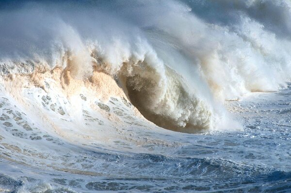 Cresta di onda e schiuma bianca dell oceano