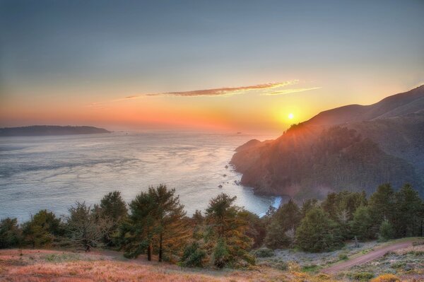 Landschaft des Waldes und der Bucht bei Sonnenuntergang