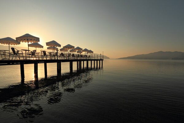 Tavoli sul molo in un resort in Turchia