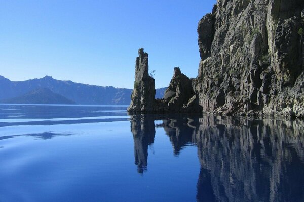 Rocas en el fondo del río azul