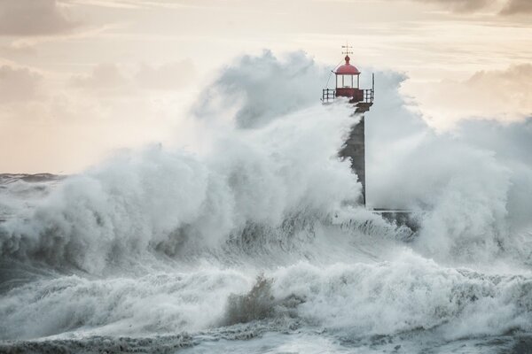 Tour du phare dans la mer de tempête