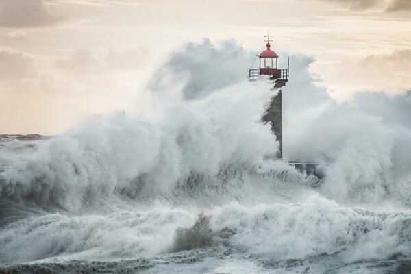 Башня маяка в штормовом море