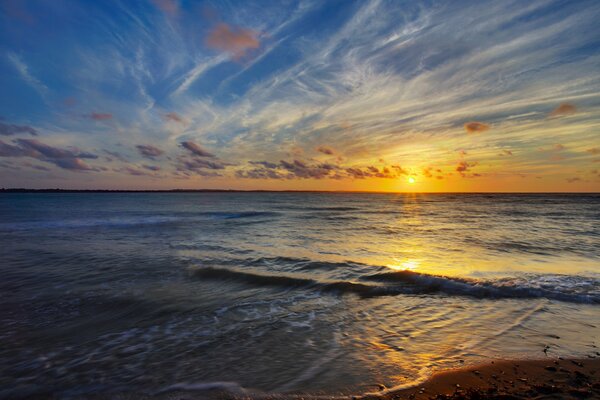 Bellissimo tramonto la sera sul mare