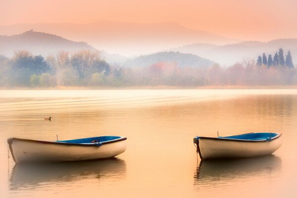 Bateaux avec des chutes dans le lac dans les montagnes