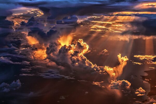 Les rayons de lumière se frayent un chemin à travers les nuages lourds