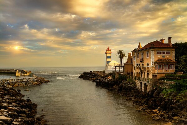 Tramonto nella baia vicino al faro