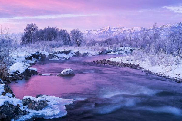 Der Winterfluss Provo in Utah