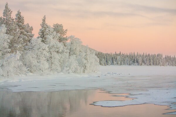 Río de invierno. Paisaje. Frío