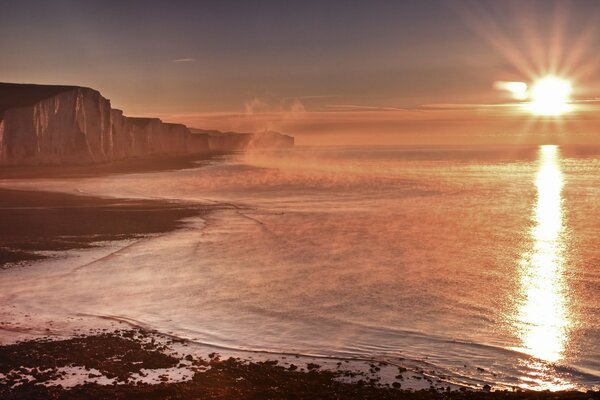 Coucher de soleil paysage marin. Côte brumeuse d Angleterre