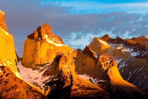 Panorama des montagnes pointues, illuminées par le soleil couchant