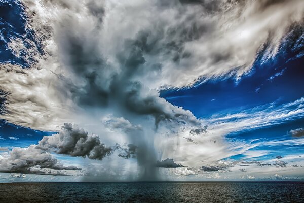 P-Wolken, die ins Wasser des Ozeans gelangen