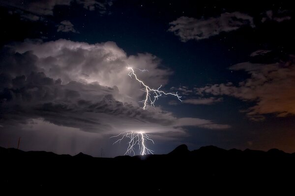 Rayo en el cielo nocturno