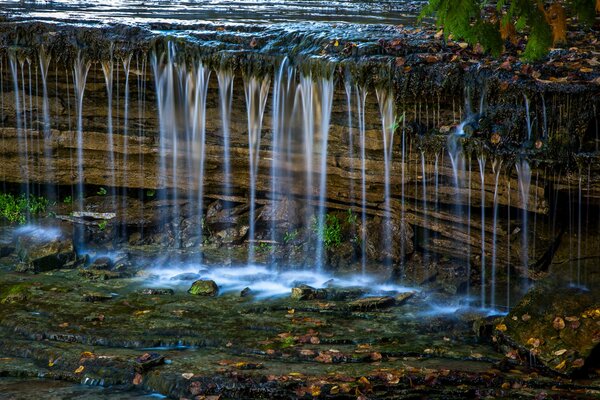 Malegky Wasserfall Steine Blätter