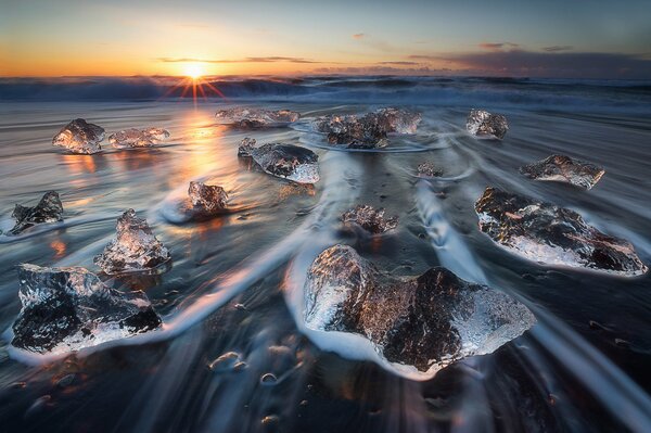 Soothing sound of waves in Iceland