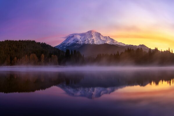 See in den USA am Abend im Hintergrund eines Berges