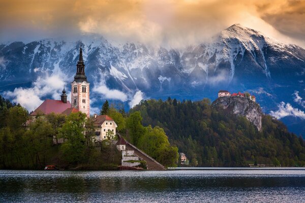 Iglesia junto al lago en las montañas