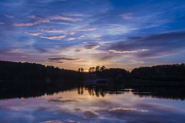 Fiume. Riflesso del cielo. Foresta