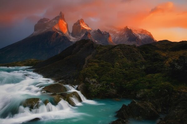 El cielo sobre las montañas en los Andes de América del sur