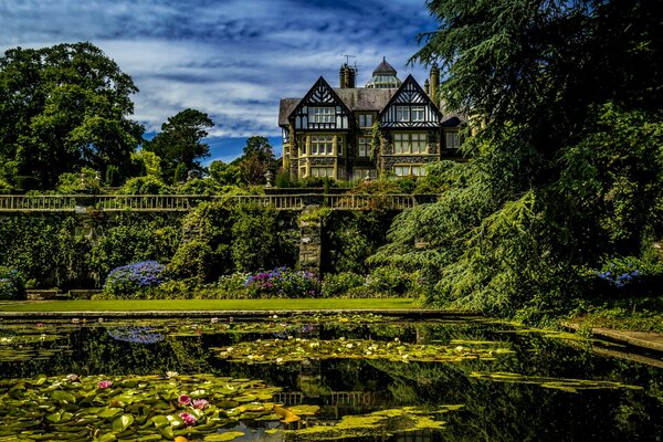 Casa con Jardín cerca de un estanque en Gales