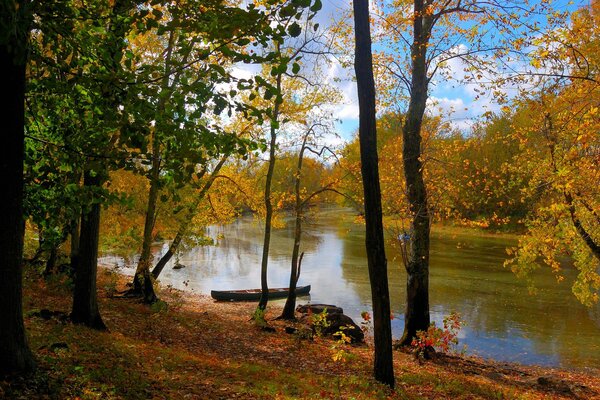 Осенний пейзаж, берег реки, лодка