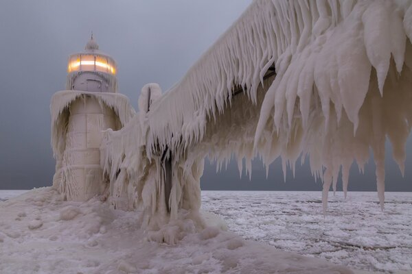 Faro invernale con enormi banchi di ghiaccio