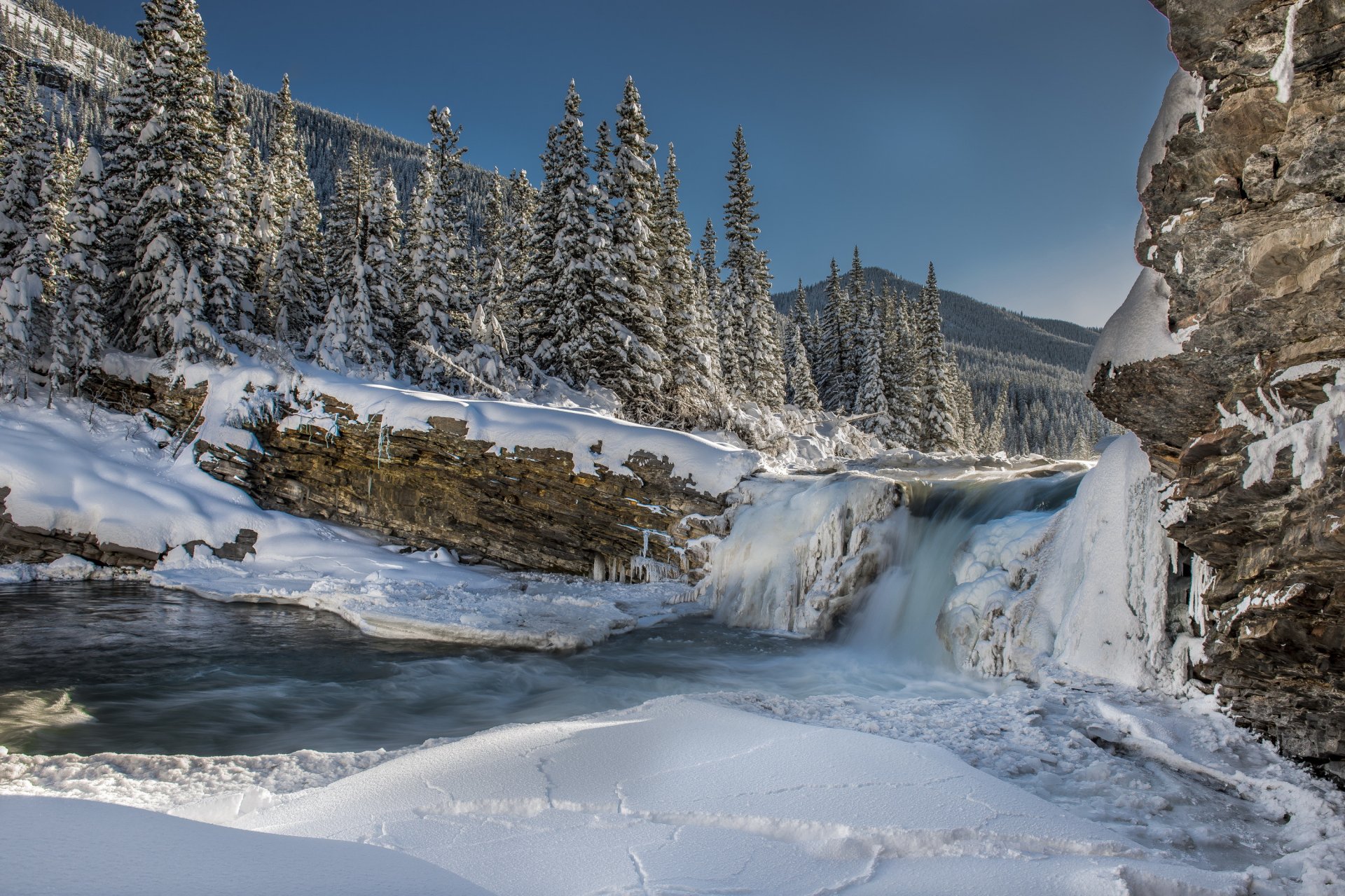 montañas bosque árboles de navidad río cascada nieve hielo invierno