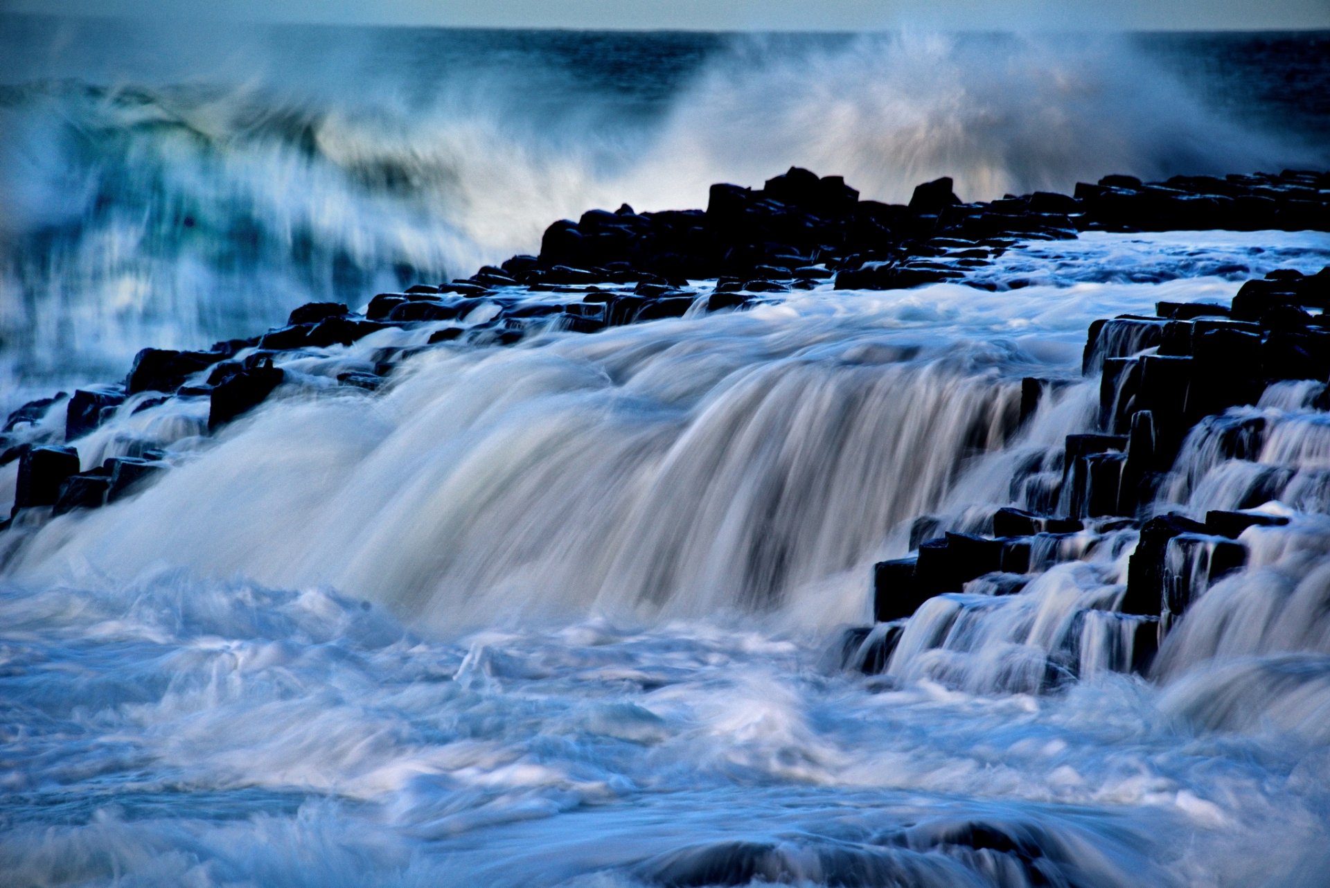 chaussée géante antrim irlande du nord route des géants cascade vagues élément