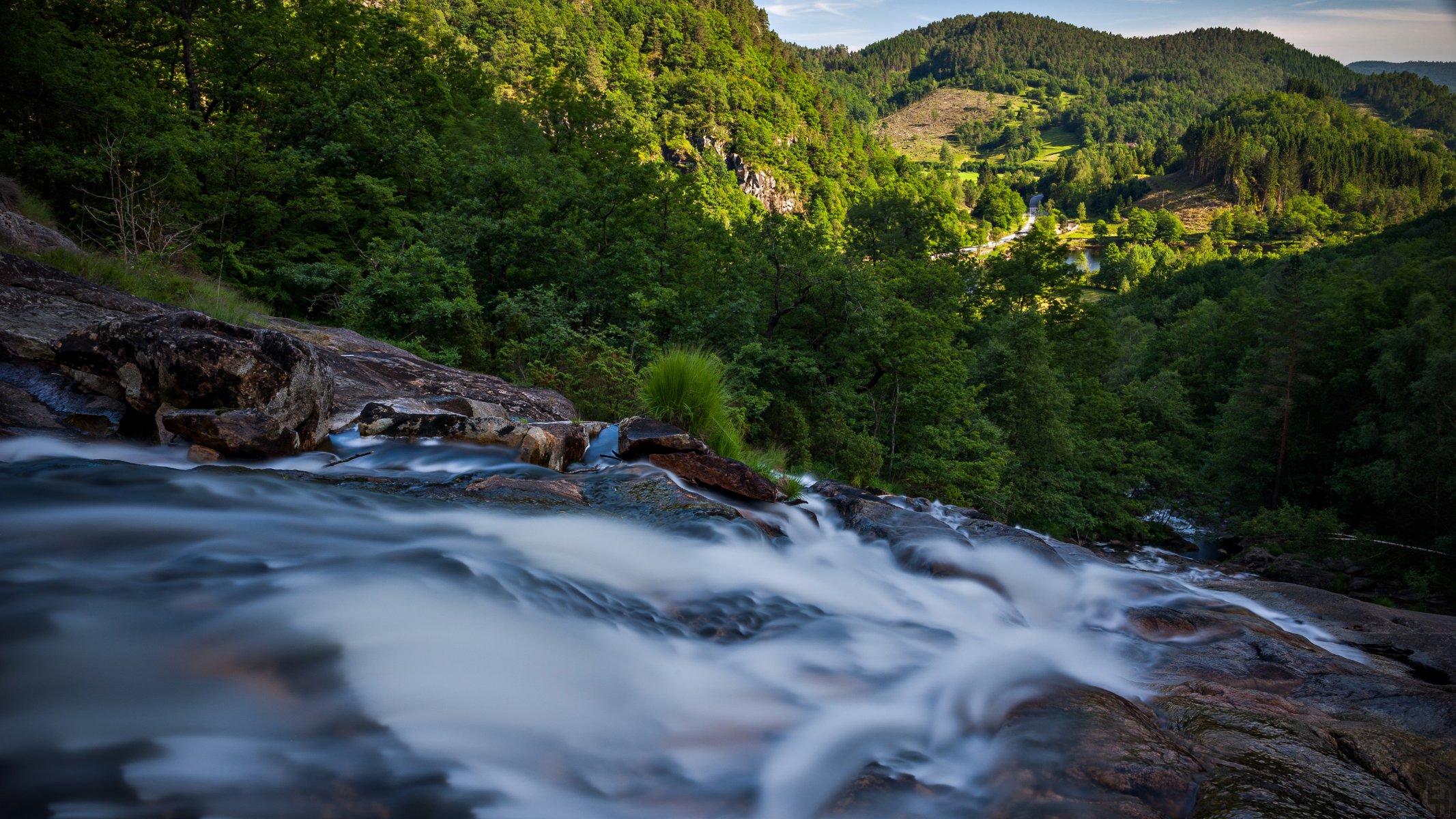 montañas árboles cascada piedras