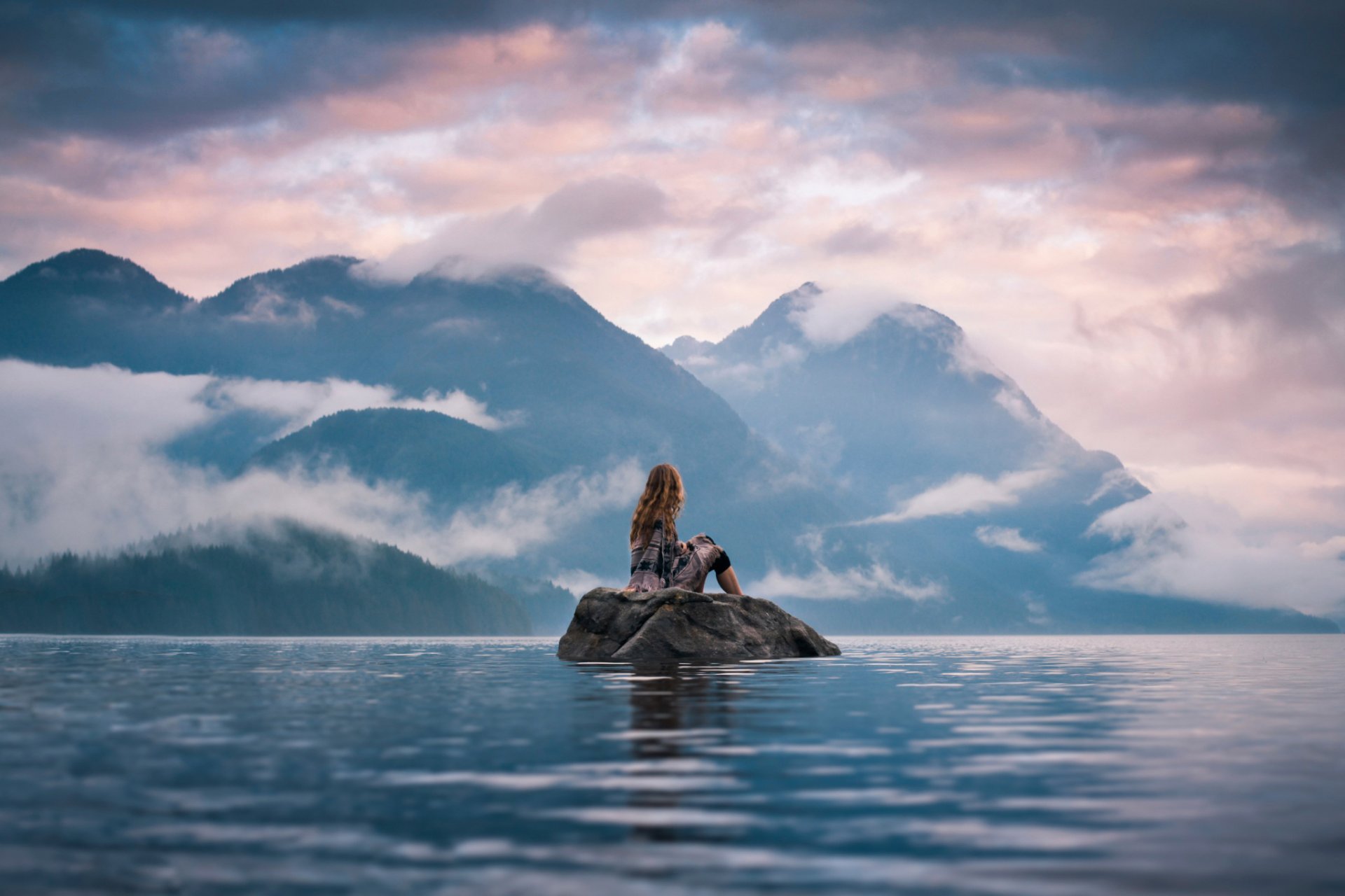 ruhiger moment mädchen stein insel landschaft berge ferne ansicht lizzie gadd