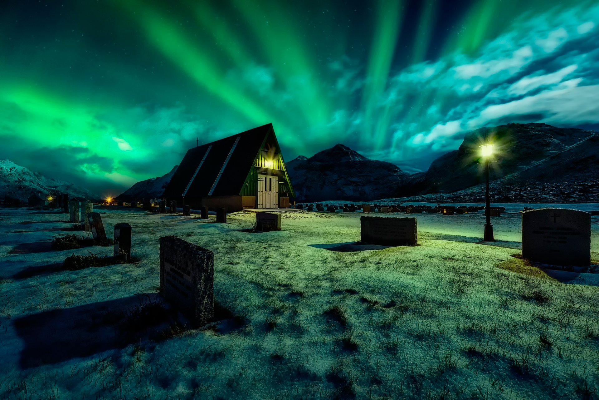 cementerio noche aurora boreal