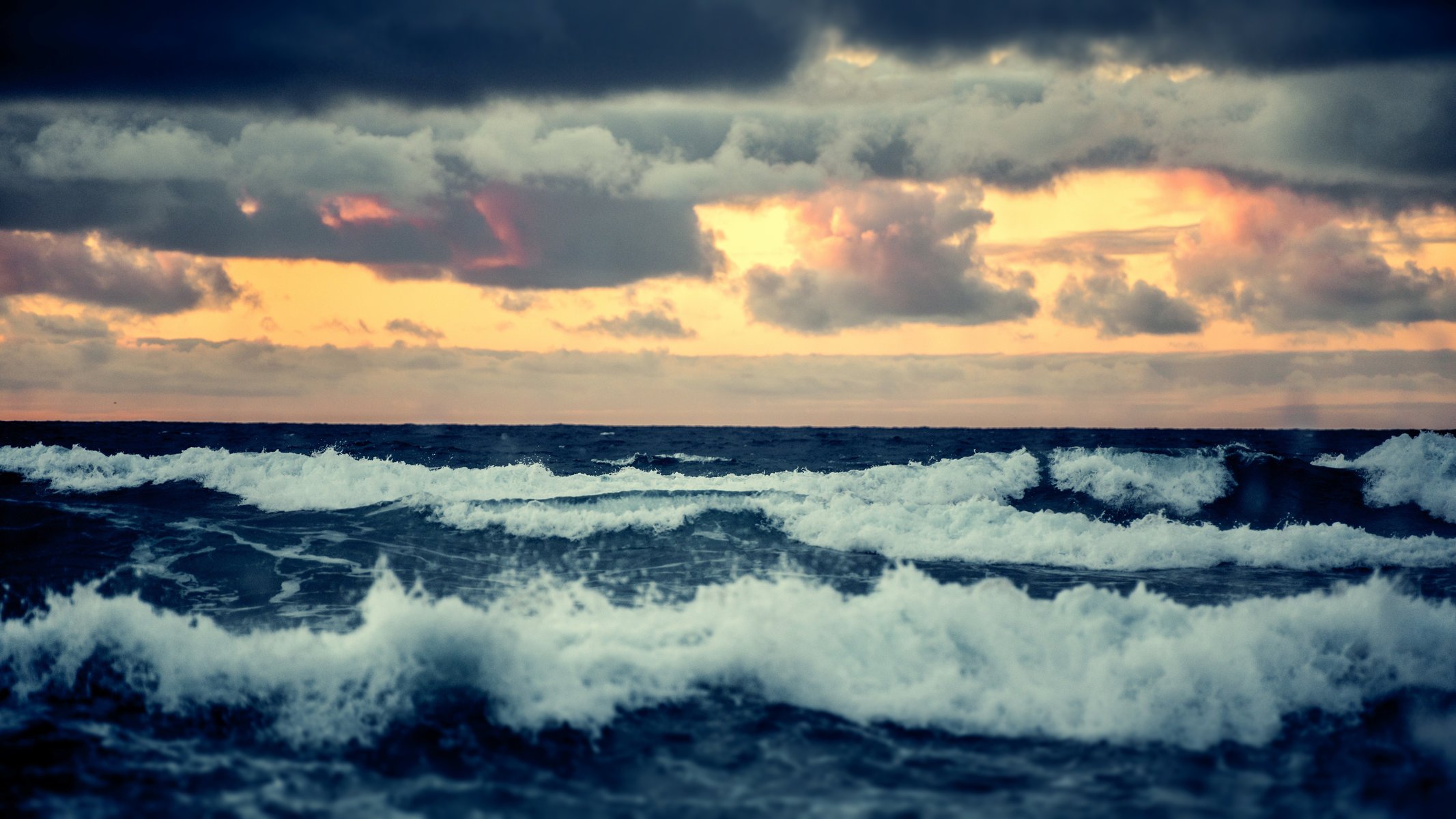 onde mare nuvole tramonto orizzonte mare agitato