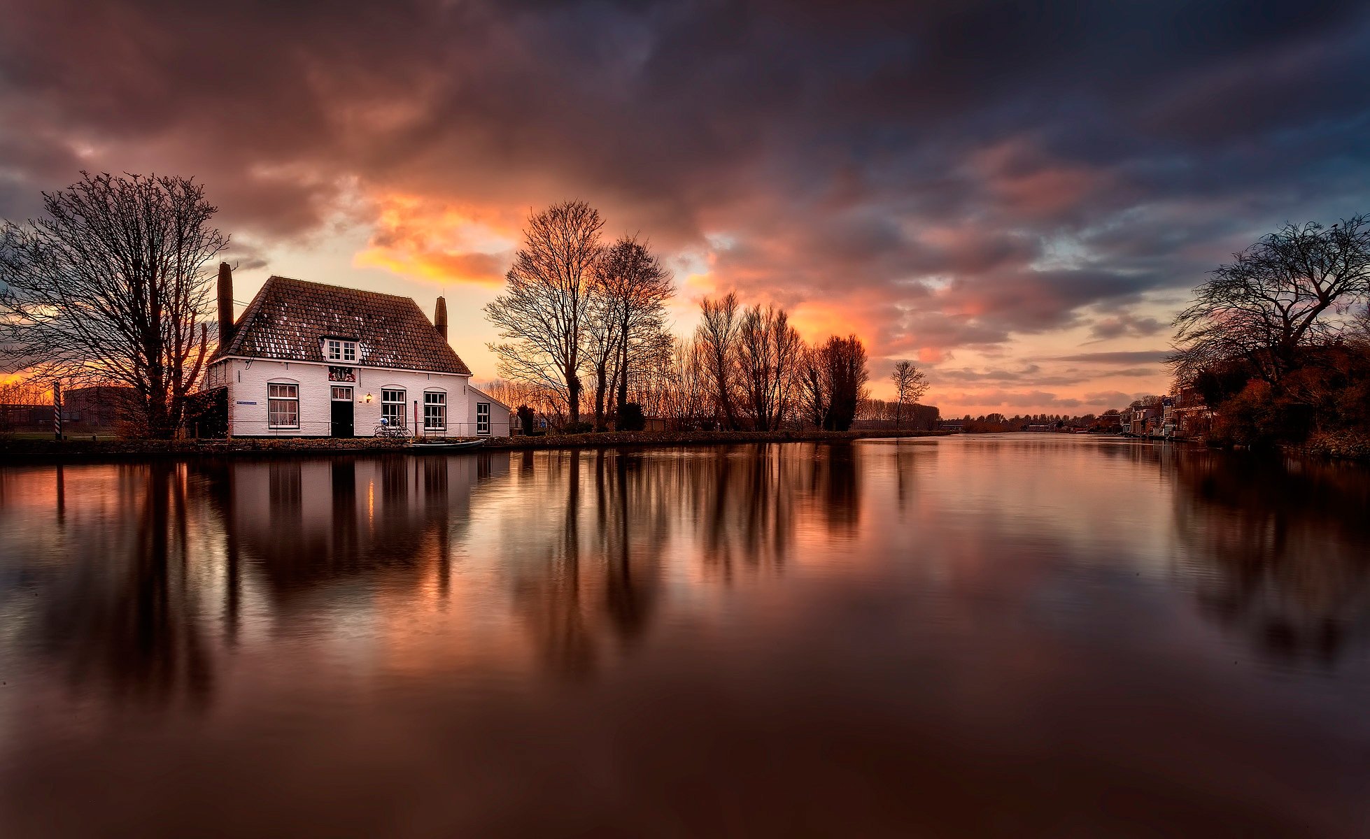 maison rivière réflexion pays-bas