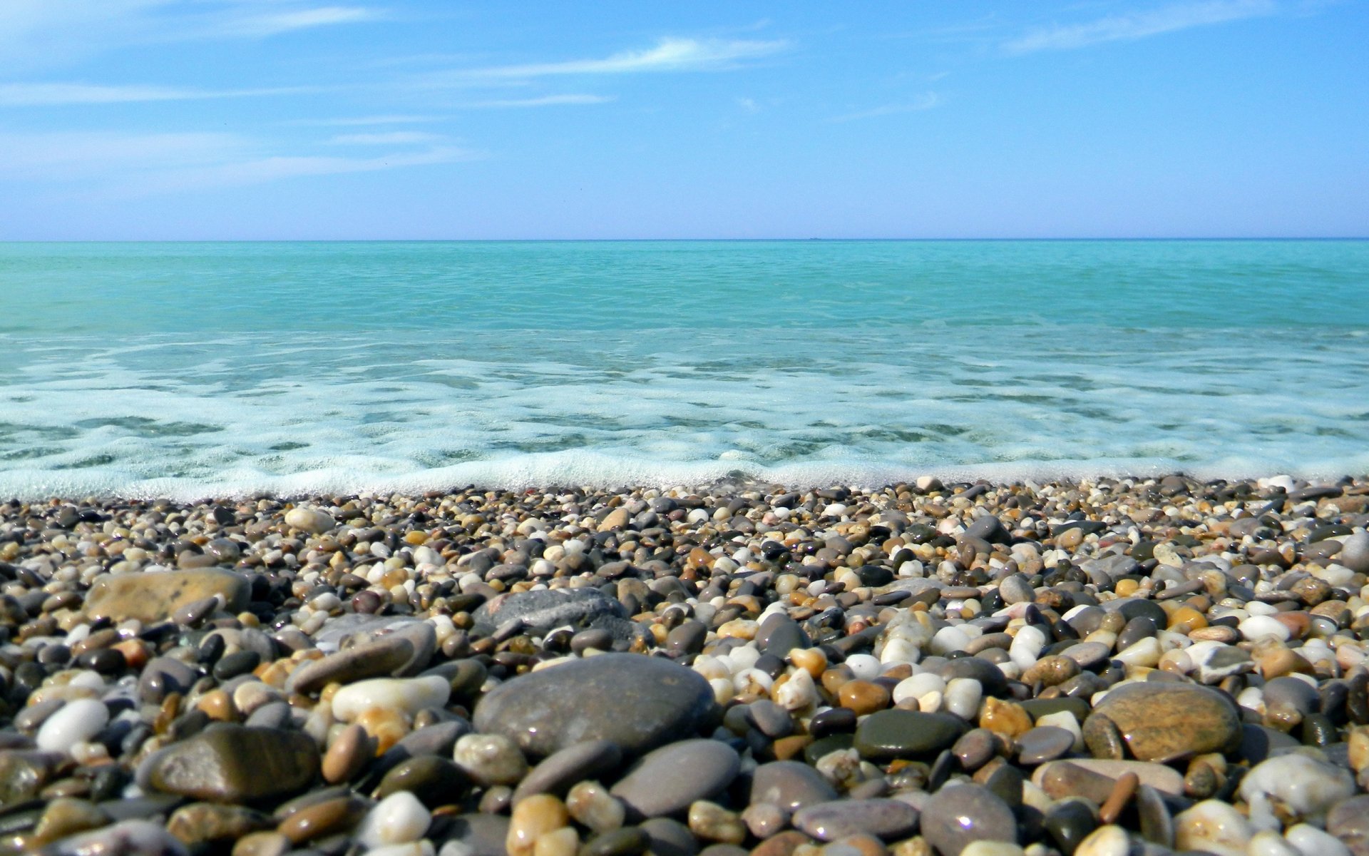 mar costa espuma guijarros piedras calma