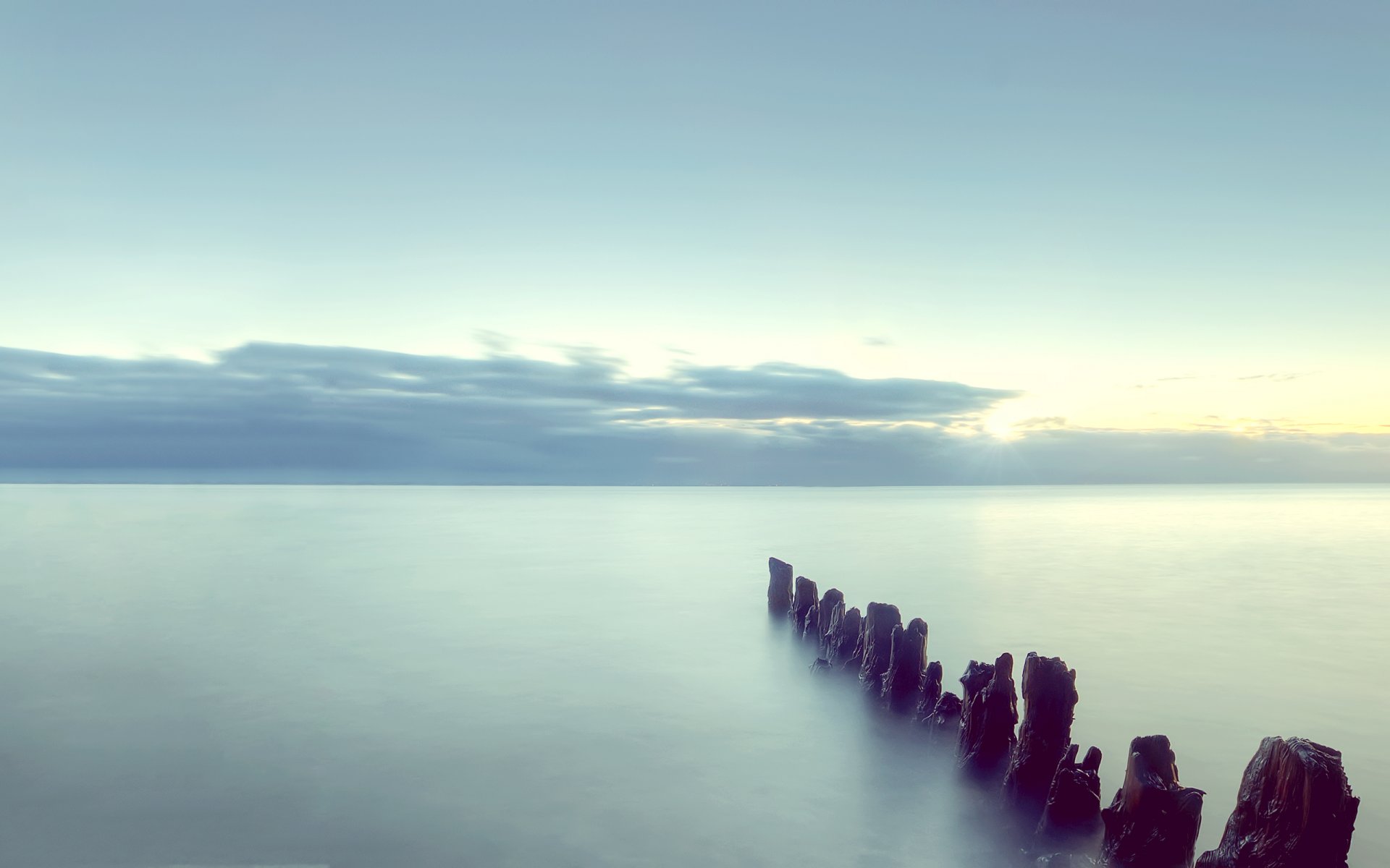 mer colonnes nuages horizon soir coucher de soleil