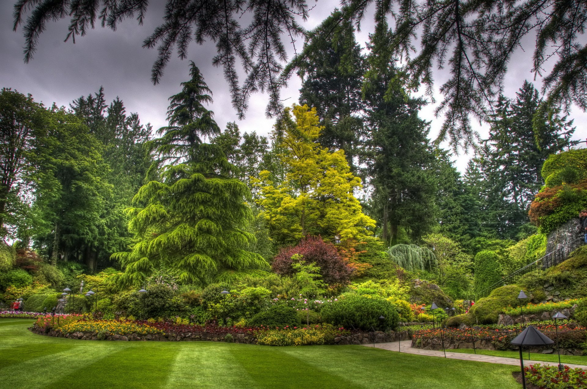 butchart victoria canada paysage parc arbres herbe pelouse fleurs parterre de fleurs