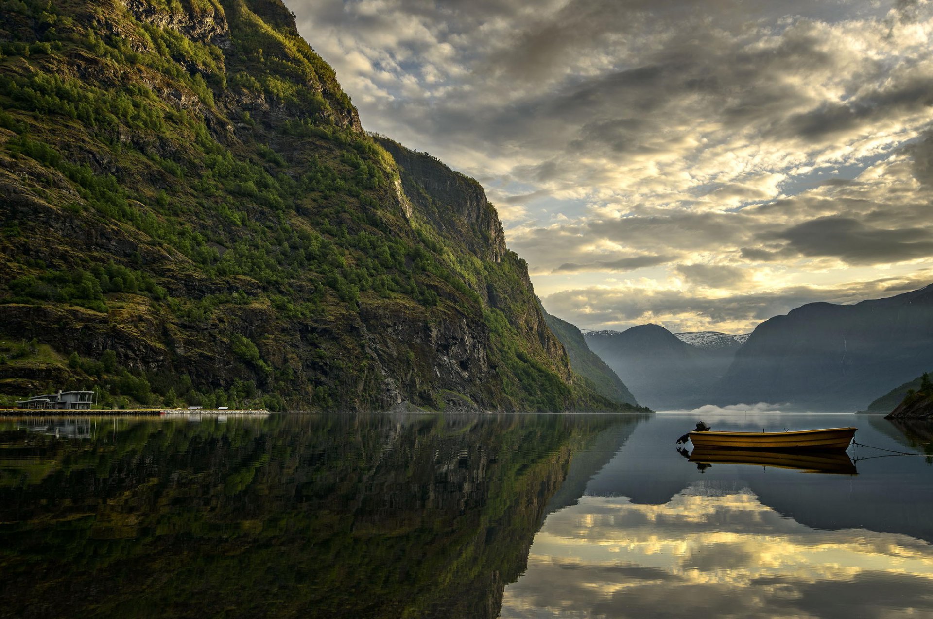 lago barco reflexión bosque selva montañas