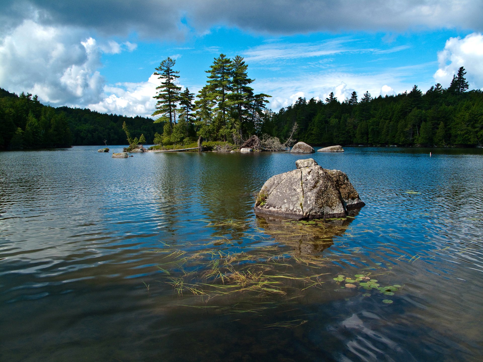 saranac lake new york états-unis lac saranac ciel forêt pierre rocher arbres nuages