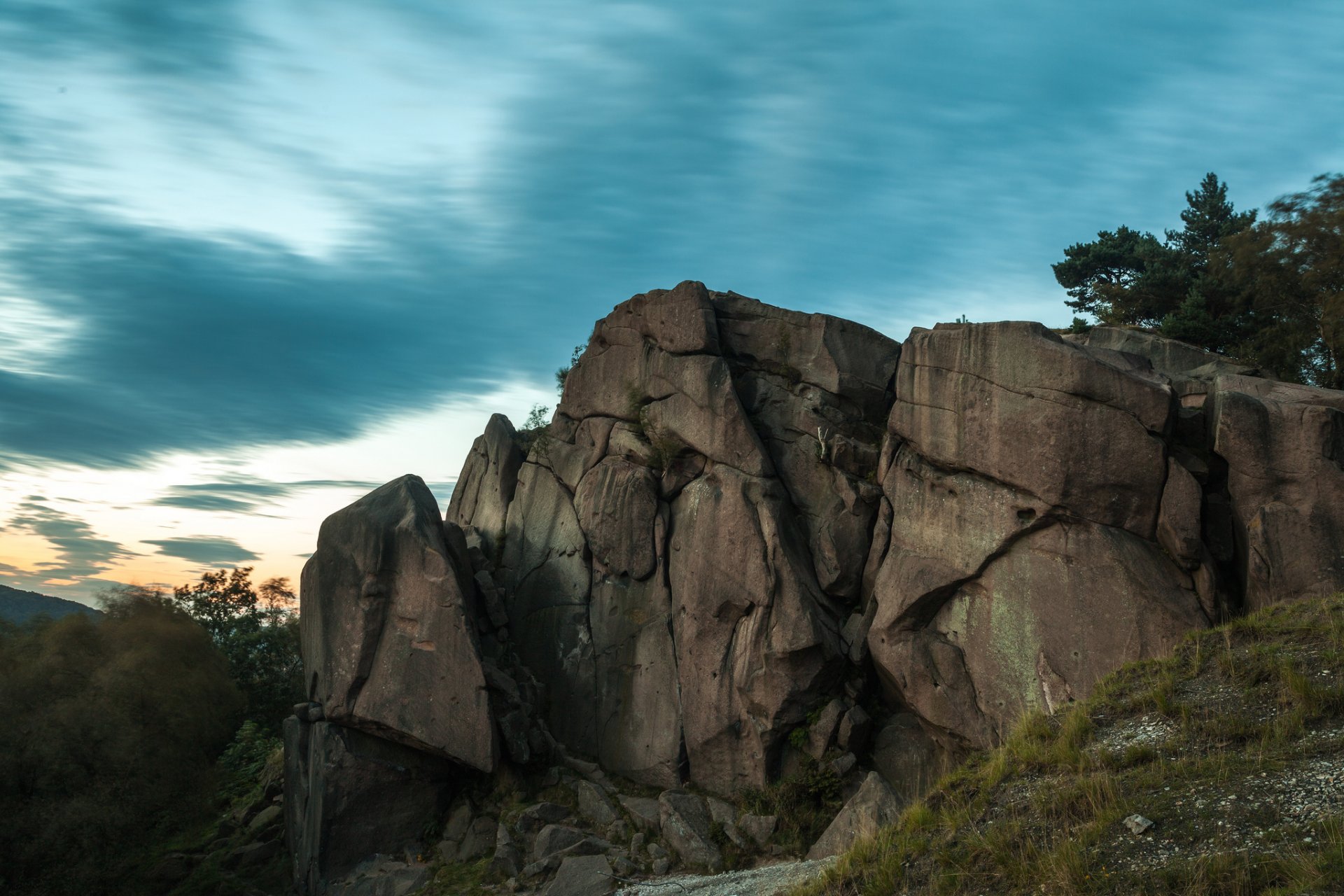 rocas árboles nubes noche