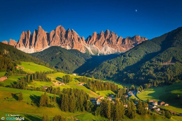 Verano en la ladera de los picos verdes