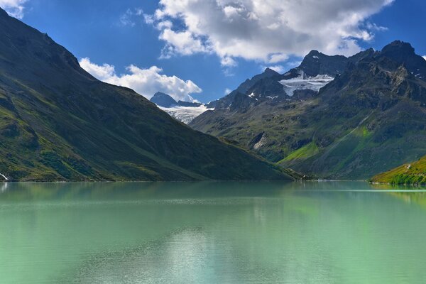 Glatter Horizont zwischen Bergen und See