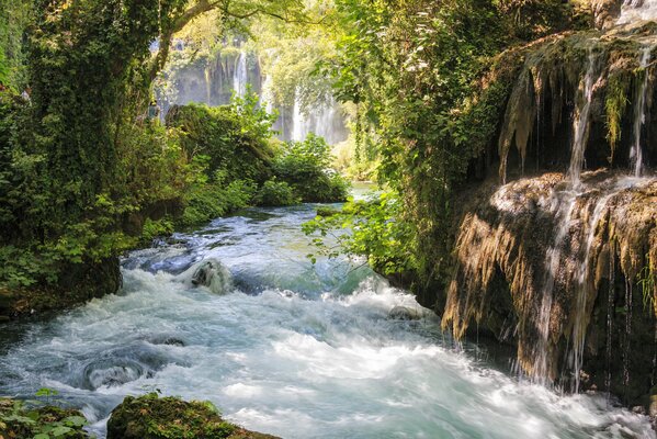 Hermoso paisaje de la cascada de la mañana