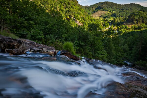 Водопад среди камнейи леса