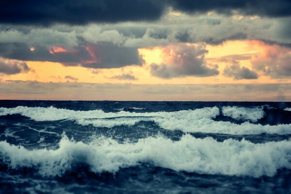 Mare blu profondo al tramonto del giorno