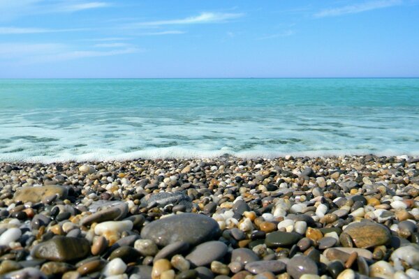 Pietre in schiuma sulla riva del mare