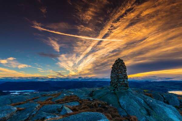 Pierres et beau ciel norvégien