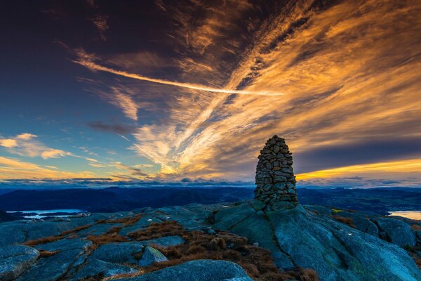 Kamienie i piękne norweskie niebo