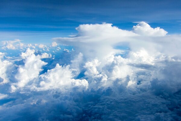 Blauer Himmel mit weißen Wolken