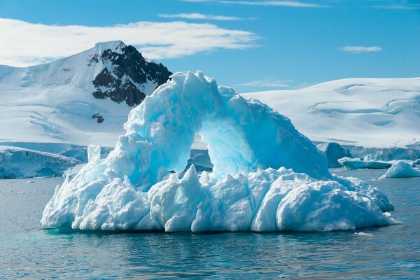 Солнечный айсберг посреди зимнего моря