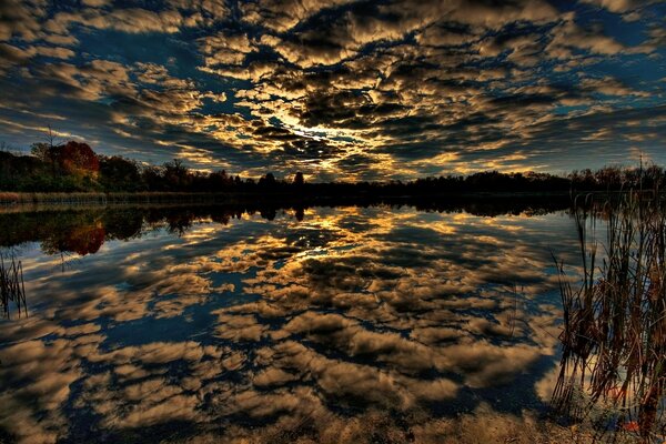 Espejo de nubes reflejadas en la superficie del agua