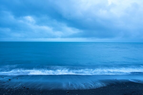 Paisaje junto al mar de noche